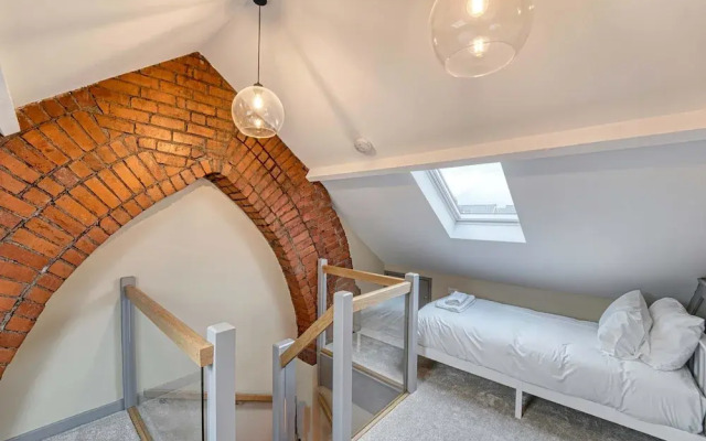 Host Stay Barton Road House