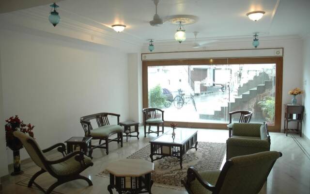 Hotel Raj Niwas