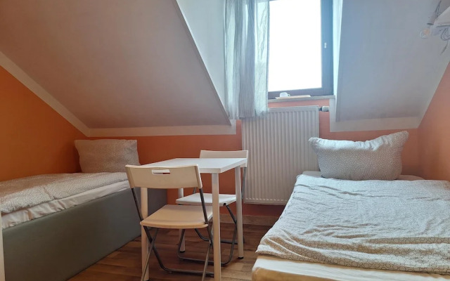 2-Rent Group Hostel Rooms AUB162