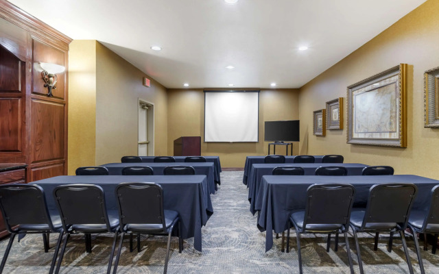 Best Western Plus Crown Colony Inn & Suites