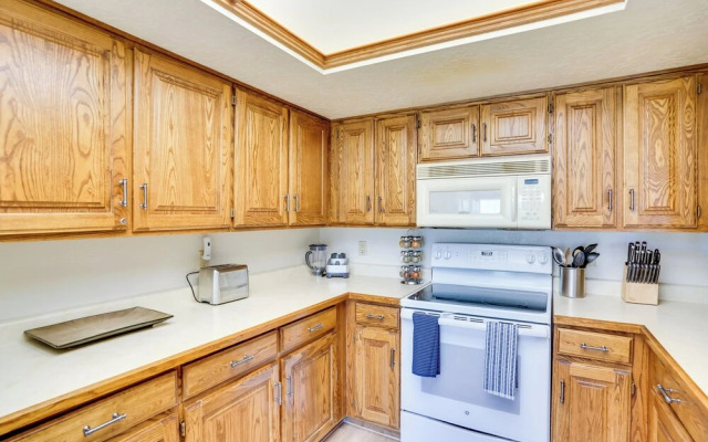 Walk to Ski Lift: Brian Head Condo w/ Pool Access!