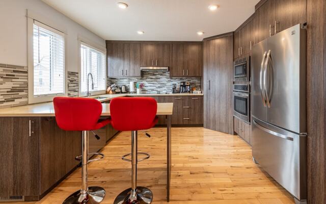 P1 - Private Hot Tub - 3 Bedroom Home - Mountain View