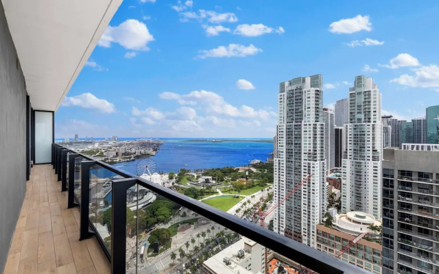 Luxury  Spacious Condo at Downtown Miami
