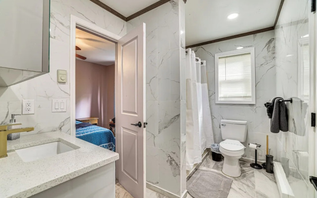 Pocono Getaway: Hot Tub, Community Lake Access!