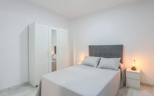 Divina in Sevilla With 1 Bedrooms and 1 Bathrooms
