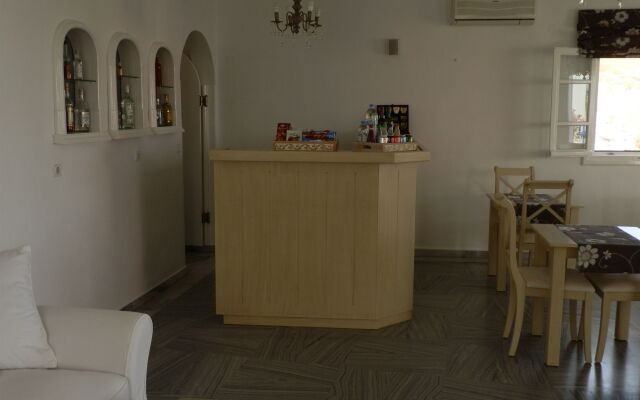 Adonis Hotel Studios & Apartments