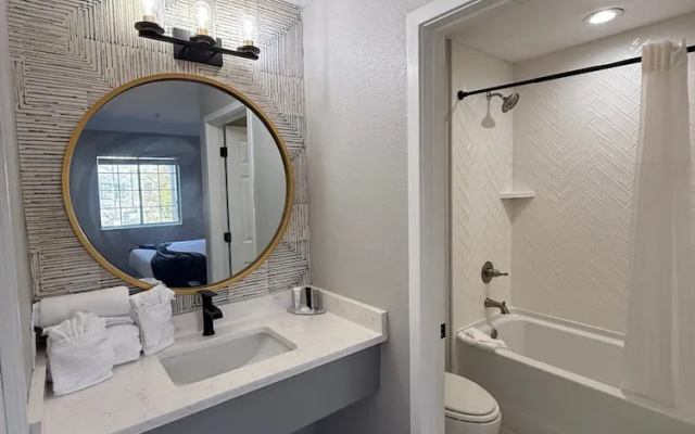 NEW Central Buckhead Apt Atlanta Gem