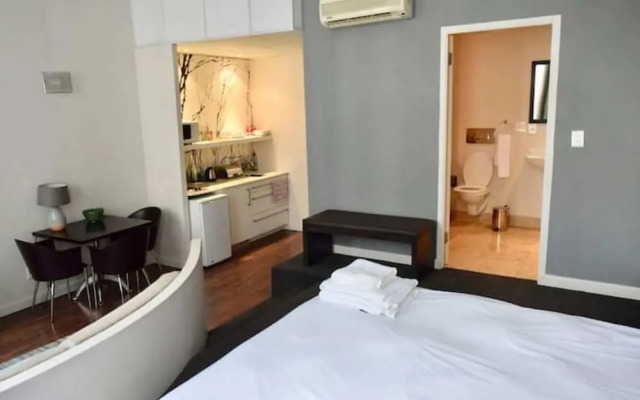 1 Bedroom Apartment With Roof Top Views