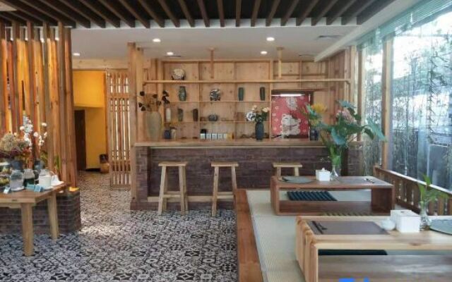 Huaxi Hongta Avenue High-speed Railway Station