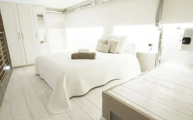 Alessia's Flat - Mac Mahon