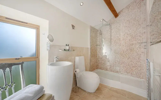5-bed Retreat, Sleeps 12 in Harrogate With Hot Tub
