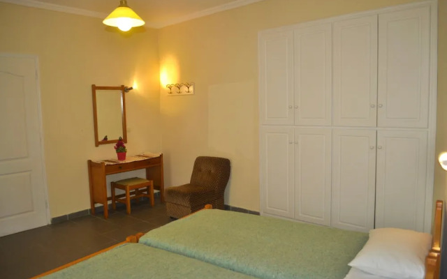 Holiday Studio Apartments Yannis on Agios Gordios Beach in Corfu