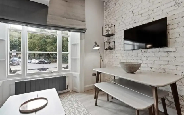 Splendid Studio Flat W/suspended Bed in Camden