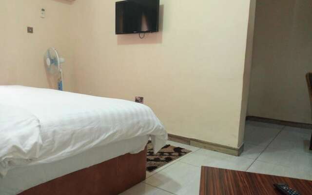 Danest Hotel And Suites