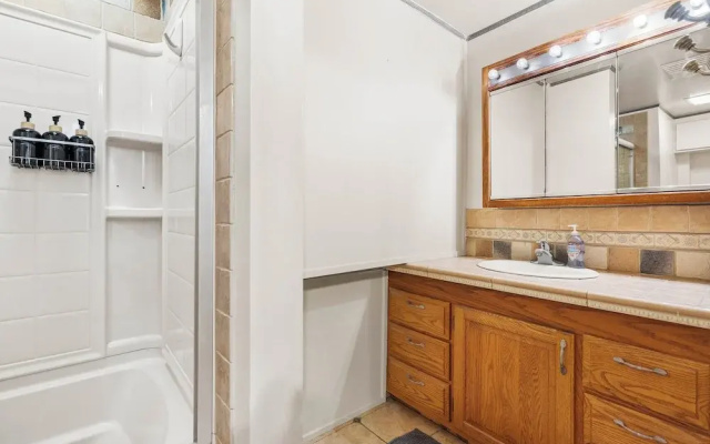 Charming Saugatuck Condo w/ Private Deck + Grill!
