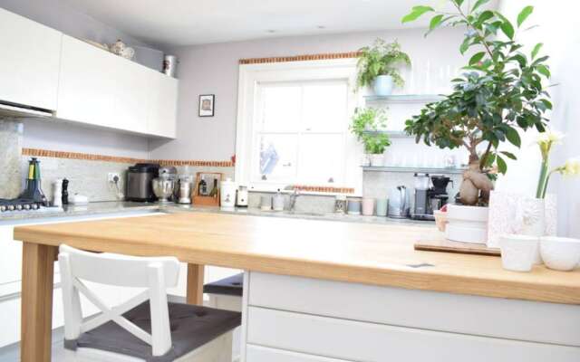 Stunning 2 Bedroom House in Chiswick