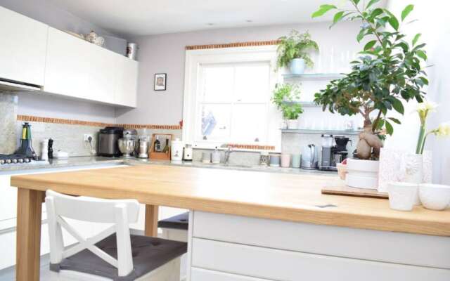 Stunning 2 Bedroom House In Chiswick