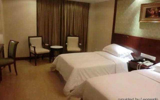 Vienna International Hotel (Shenzhen Shuanglong Subway Station)