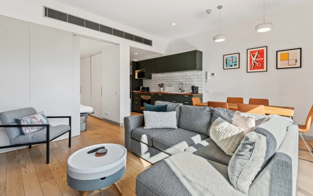 Chic 2-bed Apartment in Vibrant St Kilda – Guest Rooms – Melbourne