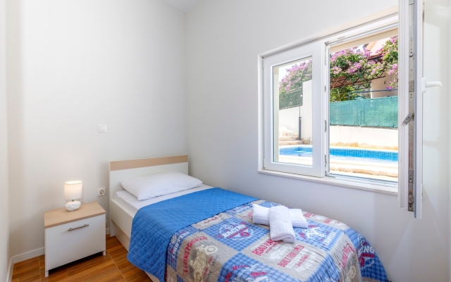 Apartment Dalis - open swimming pool: A2 prizemlje Cove Osibova (Milna), Island Brac