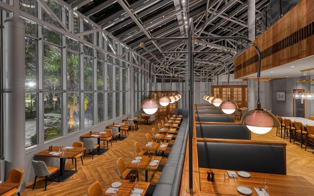 Crowne Plaza Atlanta Perimeter at Ravinia by IHG