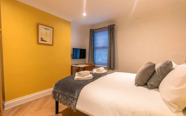 Modern Margate Maisonette Close to Beach by Adliv