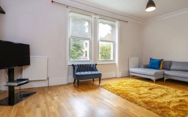 A Bright &Spacious 2 Bed Apt in West Kensington