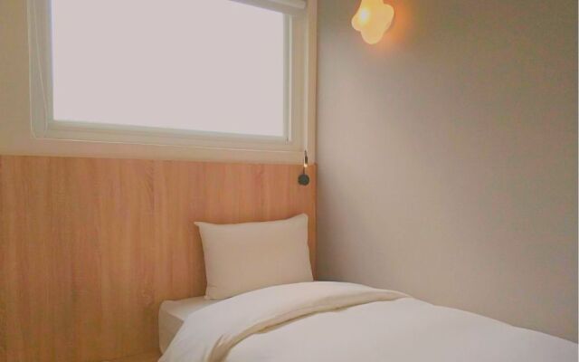 Single Inn Kaohsiung Station Hostel