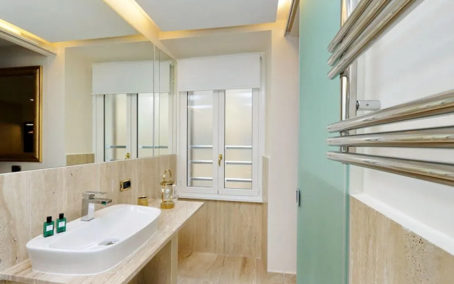 Trevi Diamond Luxury Suites & Jacuzzi