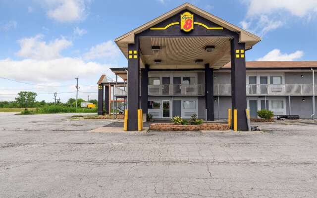 Super 8 by Wyndham Millbury/Toledo