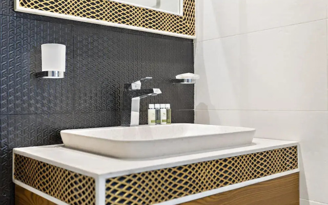 WelHome - Opulent Retreat With Panoramic Cityscape Views