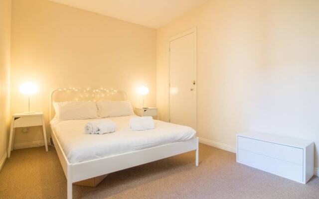 Spacious Canal side Apartment With Free Parking