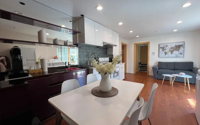 Chic 2BR Suite Vancouver West Downtown