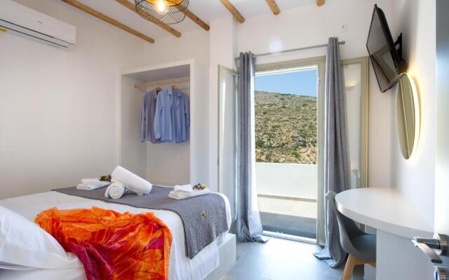 Droufakos’ home, Lux seafront apartment w. View