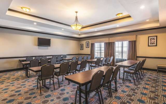 La Quinta Inn & Suites by Wyndham Fort Worth - Lake Worth