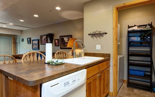 2BR Empire House Condo by RedAwning