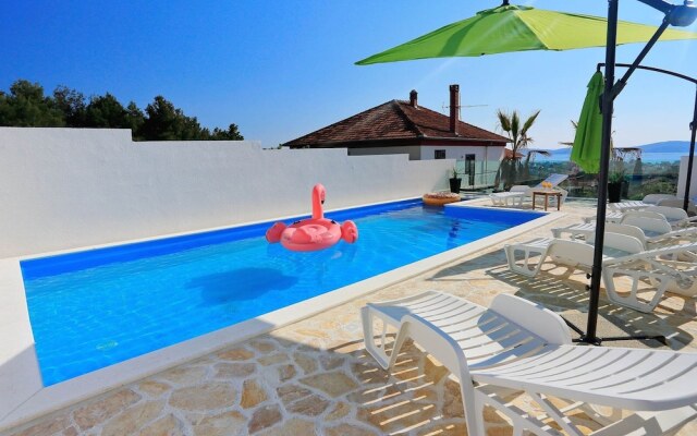 Modern Apartment in Bibinje With Pool