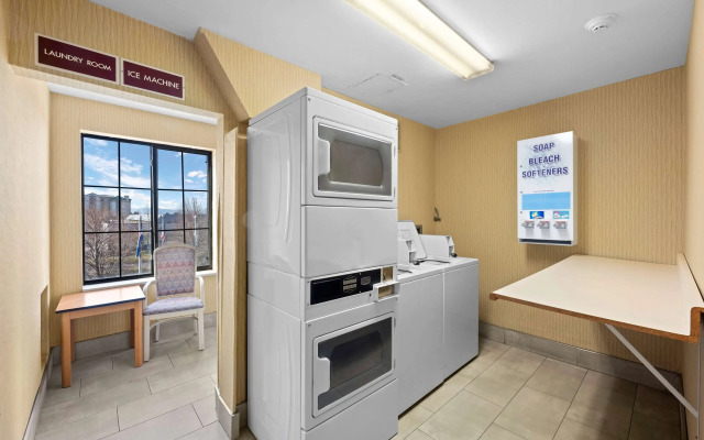 AmericInn by Wyndham Denver Airport