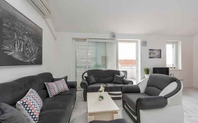 Beautiful penthouse for 8 close to city center