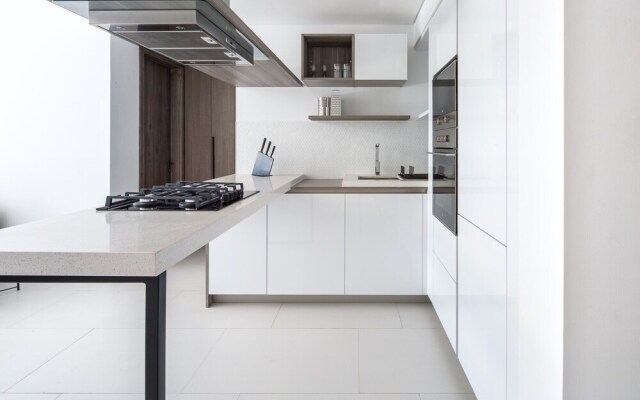 Mesmerizing Upscale 1BR Apartment in Soho Palm Jumeirah