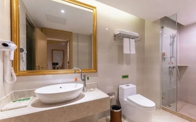 Vienna Hotel (Chongqing Yangjiaping Pedestrian Street Light Rail Station)