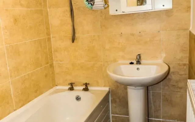 Nottingham - 5 Beds - Sleeps 11 - Garden - Parking