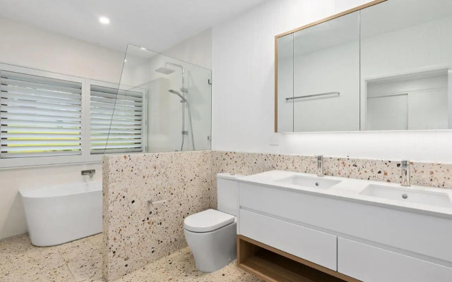 CARMELONE Gerroa 4pm check out on Sundays