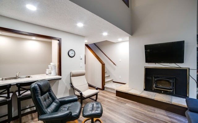 68sw - Fireplace - Washer/dryer - Dishwasher- Sleeps 4 2 Bedroom Home by RedAwning