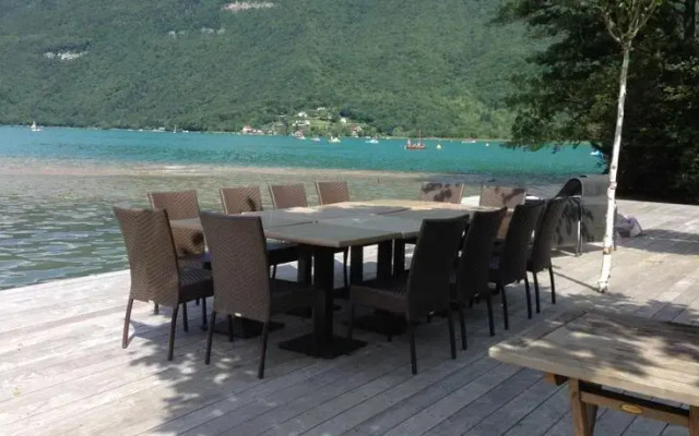 The Lakehouse Apartment