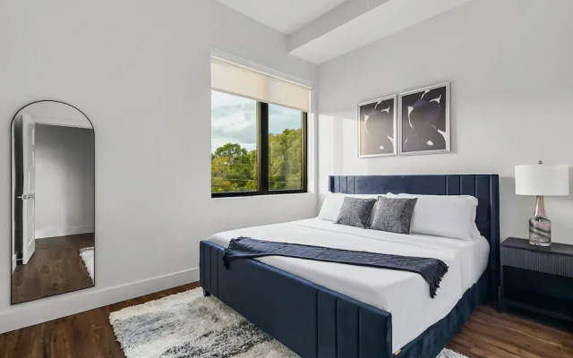 Upstay! New Renos Spacious Apartment Near Soco
