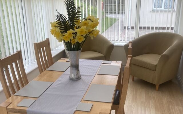 Beautiful 2 Bed Bungalow in Laugharne Situated