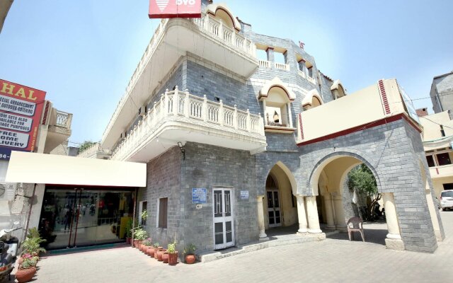 OYO 4256 Hotel Rajmahal