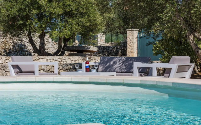 Beautiful Seaside Villa with Pool