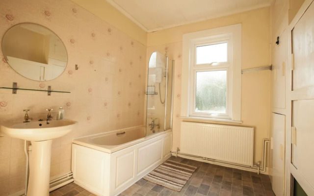 Comfy Kingston Central Garden House & Free Parking